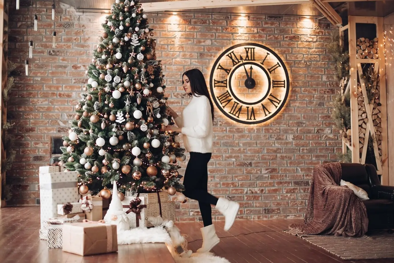 Ein wunderschönes Mädchen mit langen dunklen Haaren zusammen mit einem kleinen weißen Zwerg.