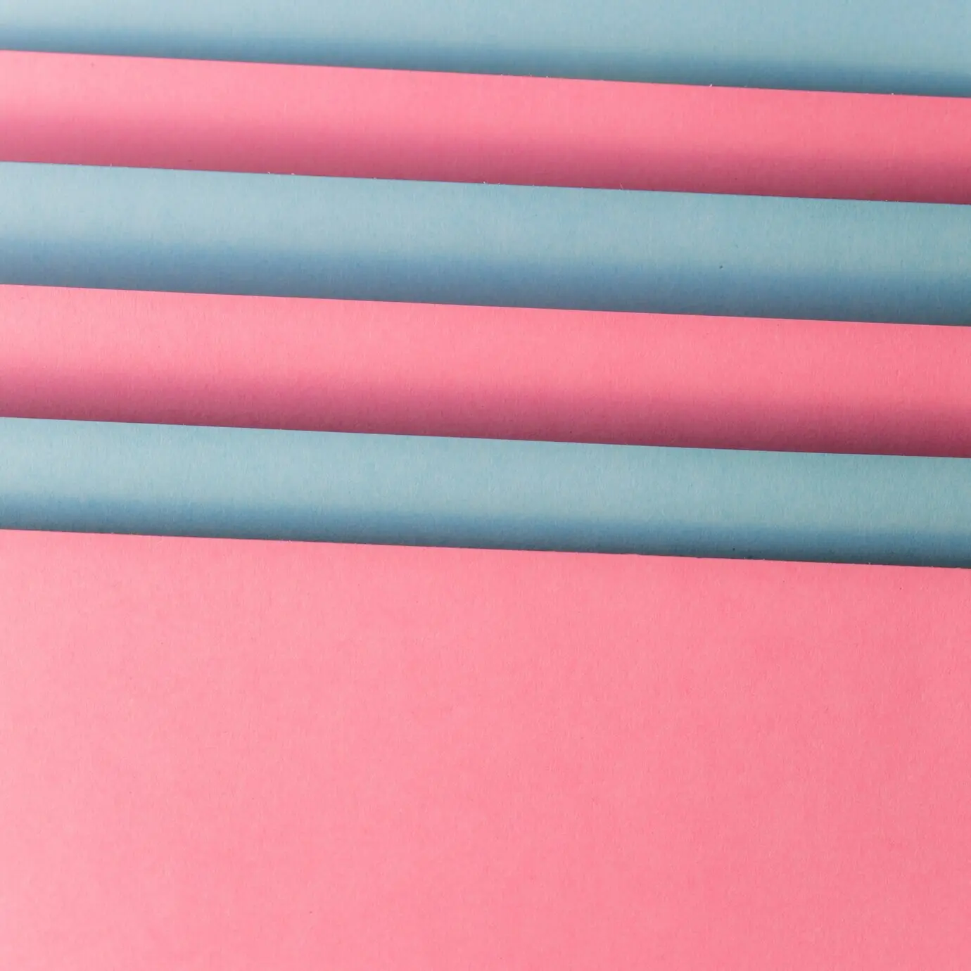 Geschichtete Papiertapete in Pink und Grau.